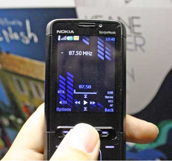 Giao diện nghe nhạc của 5610 chưa ấn tượng. Ảnh: Cnet.